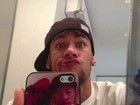 Neymar faz clique no espelho e mostra capa de celular com foto da irmã