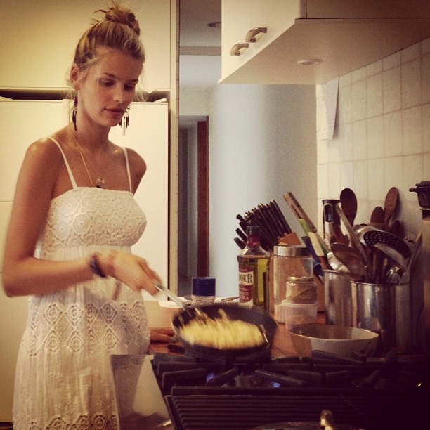 Yasmin cozinhando (Foto: Instagram / Reprodução)