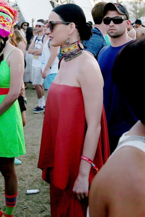 Katy Perry com amigos no Coachella em Indio, na Califórnia, nos Estados Unidos (Foto: Mark Davis/ Getty Images/ AFP)
