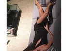 Renata Kuerten posa sensual em sofá após participar de evento 