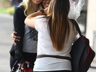 No dia do aniversário, ex-BBB Fernanda atende aos fãs no aeroporto