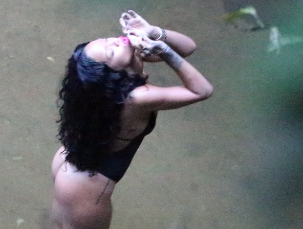 Rihanna em cachoeira do Rio (Foto: André Freitas, Dilson Silva e Gabriel Reis / AgNews)