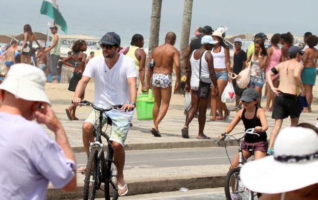 Marcelo Serrado andando de bicicleta com a filha Catarina, em Ipanema - RJ (Foto: Andre Freitas  / Agnews)