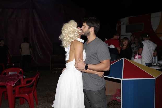 Sabrina Sato e Duda Nagle se beijam (Foto: Rafael Cusato/Brazil News)