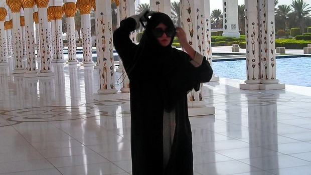 Catarina Migliorini usando abaya para visitar mesquita em Abu Dhabi (Foto: Divulgação)