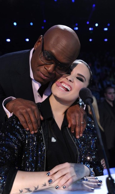 L.A. Reid e Demi Lovato nos bastidores do ''The X Factor' (Foto: Twitter/ Reprodução)