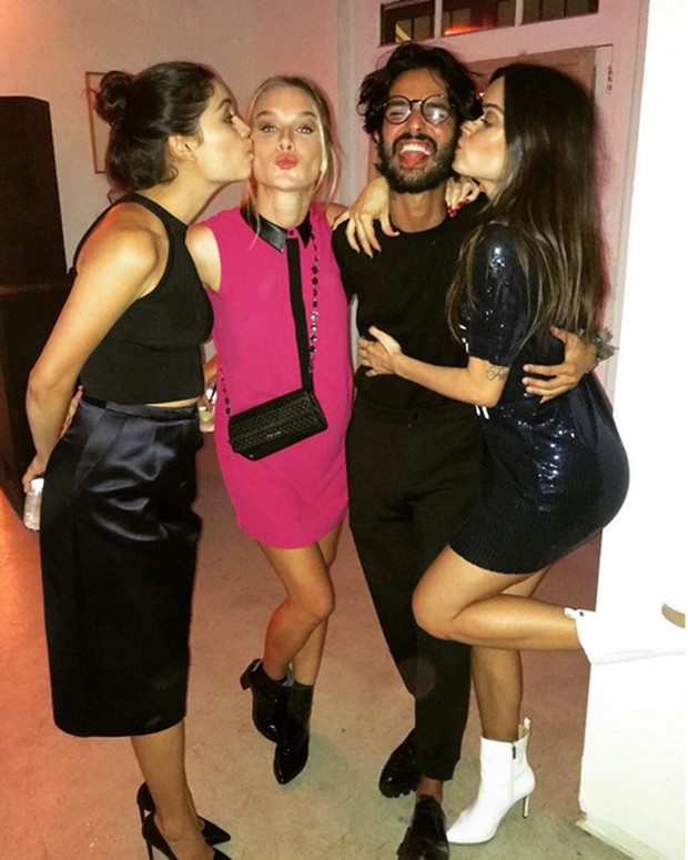 Sophie Charlotte, Fiorella Mattheis, fotógrafo André Nicolau e Thaila Ayala em festa no Rio (Foto: Instagram/ Reprodução)