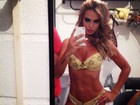 Veridiana Freitas mostra barriguinha nota 10 em selfie de lingerie