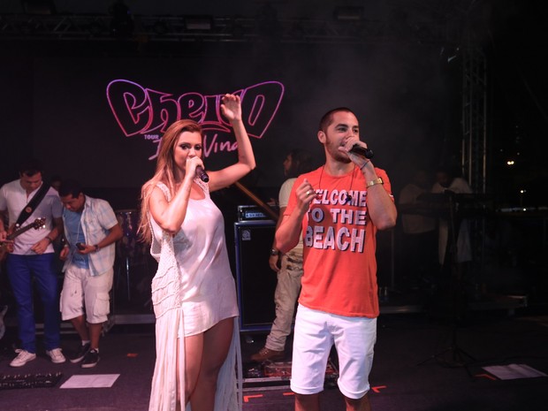 Vina Calmon e Levi Lima em show em Salvador, na Bahia (Foto: Fred Pontes/ Divulgação)