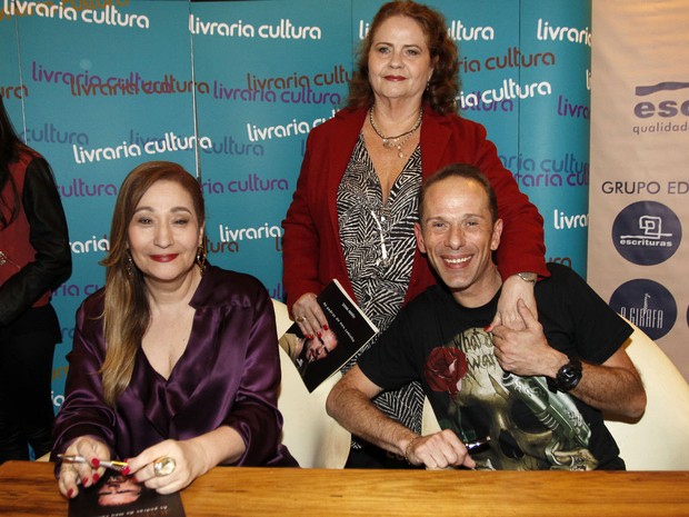 Sônia Abrão, Sylvia Vieira e Rafael Ilha em lançamento de livro em São Paulo (Foto: Celso Tavares/ EGO)