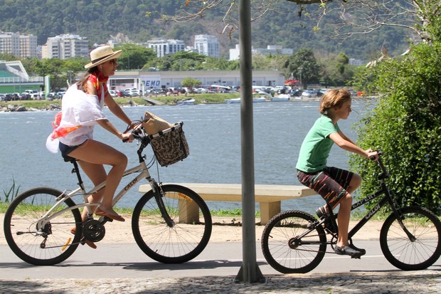 Glenda Kozlowski e filho andando de bicicleta (Foto: Wallace Barbosa/AgNews)