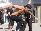 Sem camisa e com cueca à mostra, Justin Bieber anda de skate