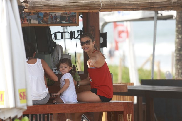 Grazi Massafera, a filha Sofia e a amiga Anna Lima na praia (Foto: Dilson Silva / Agnews)