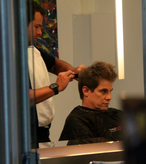 Edson Celulari cortando o cabelo (Foto: Gabriel Rangel / Agnews)