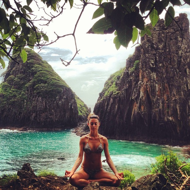 Thaila Ayala meditando (Foto: Reprodução/Instagram)