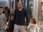 Adriano Imperador faz compras em shopping com os filhos
