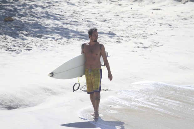 Paulo Vilhena na praia (Foto: Dilson Silva/Agnews)