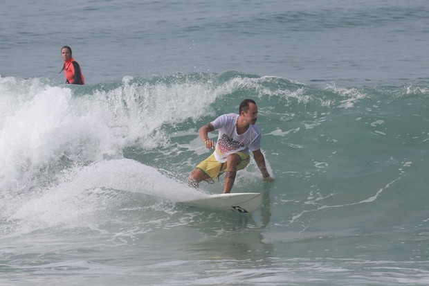 Paulinho Vilhena surfa em praia no Rio de Janeiro (Foto: Dilson Silva / Agnews)