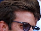 Bradley Cooper aparece com palito nos dentes em torneio de tênis