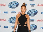 Jennifer Lopez mostra barriga sequinha em vestido justo e decotado