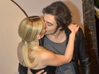 Isabelle Drummond  troca beijos com Tiago Iorc em lançamento de novela