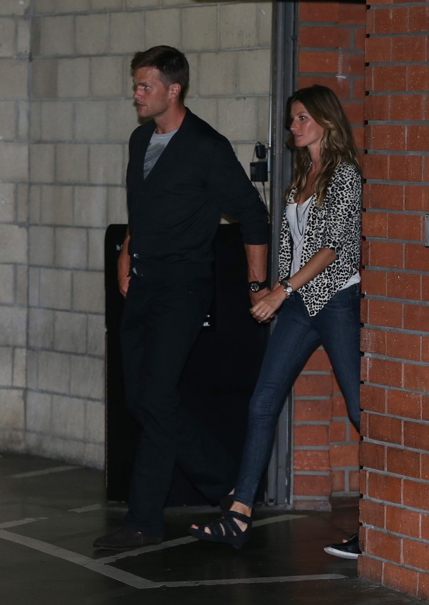 Gisele Bündchen com o marido, Tom Brady, em restaurante em Los Angeles, nos Estados Unidos (Foto: Splash News/ Agência)