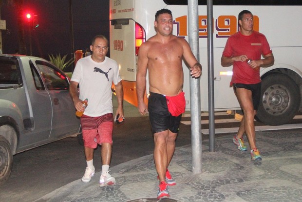 Ronaldo Fenômeno corre com seguranças no Leblon RJ (Foto: Rodrigo dos Anjos / AgNews)