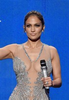 Transparências, decotes... Confira os dez looks de Jennifer Lopez em prêmio