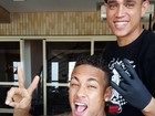 Com novo visual, Neymar posta foto ao lado da mãe no Brasil