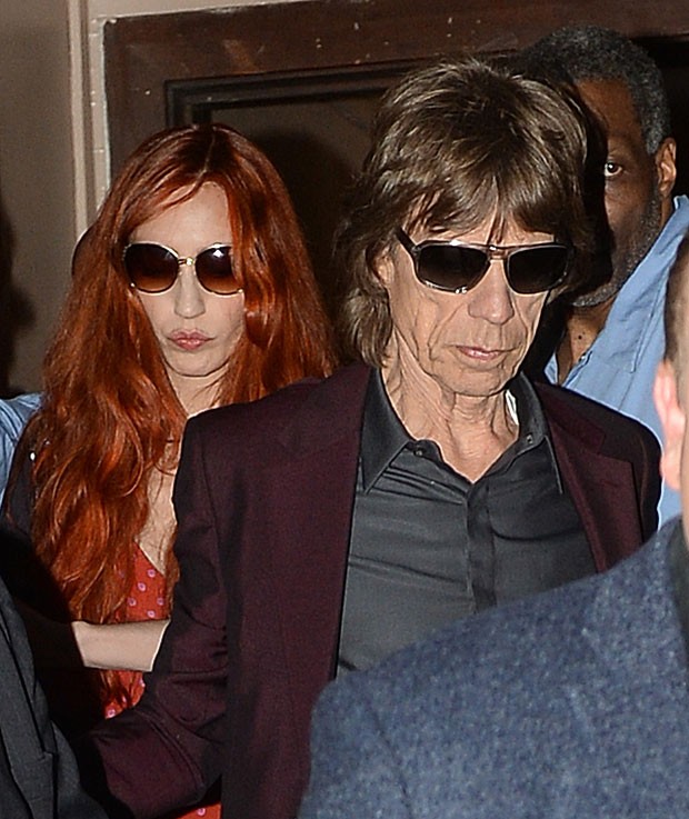 Mick Jagger deixa igreja visivelmente abatido (Foto: Grosby Group)