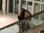 Flávia Alessandra e Otaviano Costa trocam beijos em shopping no Rio