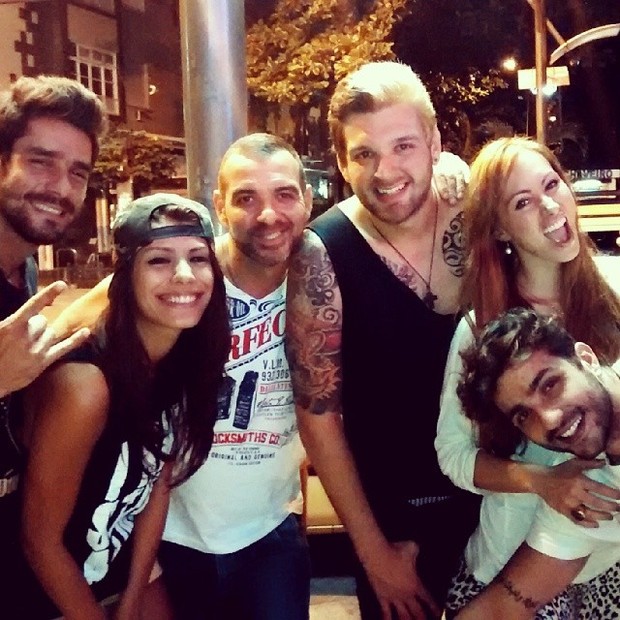 Ex-BBBs Diego, Franciele, Vagner, Cássio, Aline e Junior no Leblon, Zona Sul do Rio (Foto: Instagram/ Reprodução)
