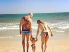 Sheila Mello e Xuxa passeiam com a filha na praia