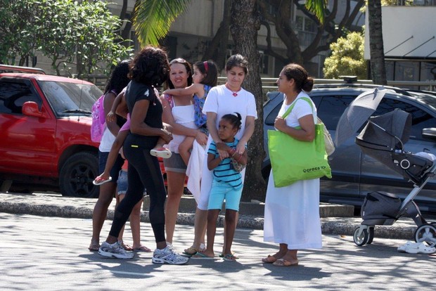 Glória Maria brinca com os filhos na orla do Leblon (Foto: Jc Pereira Foto Rio News)