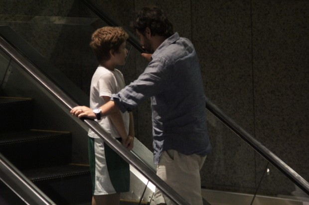 Murilo Benício no shopping com o filho (Foto: Derick Abreu / Foto Rio News)