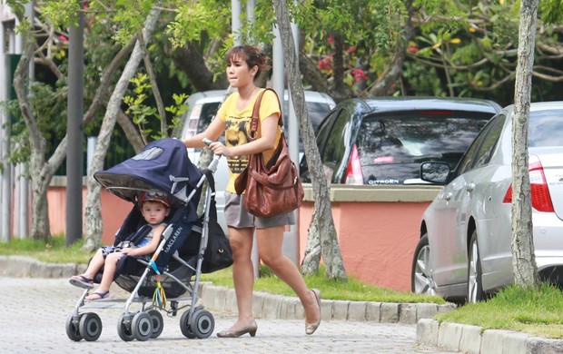 Daniele Suzuki brinca com seu filho no parquinho no Shopping na Barra da Tijuca – RJ (Foto: Dilson Silva / Agnews)