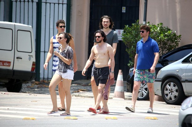 Kit Harington bebe caipirinha (Foto: André Freitas e Gabriel Reis / AgNews)