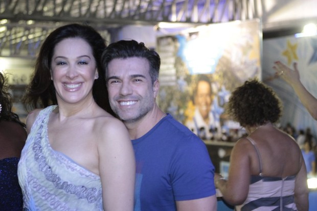 Claudia Raia com o namorado, Jarbas Homem de Mello, na quadra de Beija-Flor, no Rio (Foto: Isac Luz/ EGO)