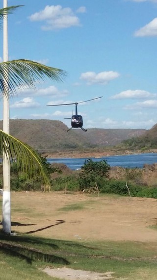 Helicóptero faz busca no local  onde Domingos Montagner desapareceu (Foto: Ag News)