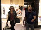 Em família, Juliano Cazarré faz passeio em shopping do Rio