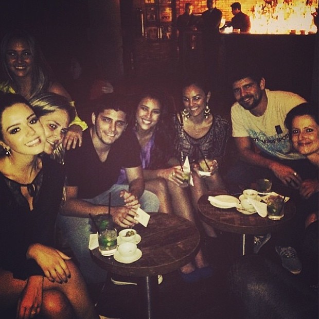 Yanna Lavigne com amigos, entre eles Giovanna Lancellotti, em sua festa de aniversário no Rio (Foto: Instagram/ Reprodução)