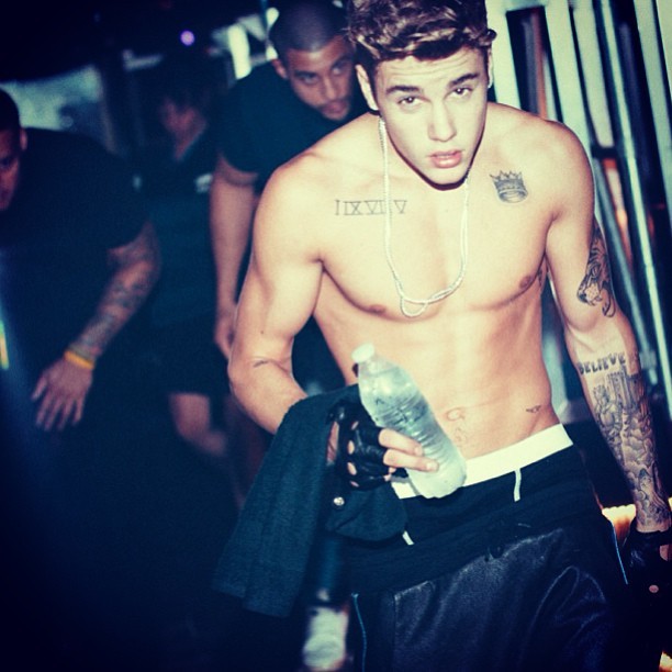 Justin Bieber posta foto sem camisa (Foto: Instagram)