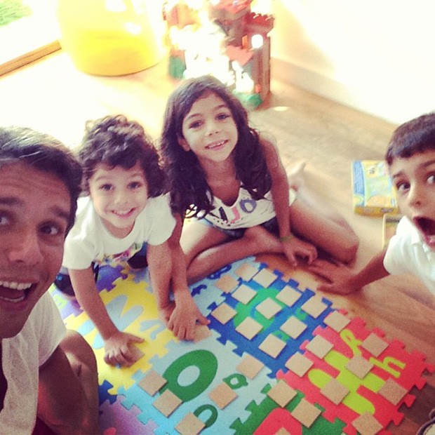 Márcio Garcia com os filhos (Foto: Instagram / Reprodução)