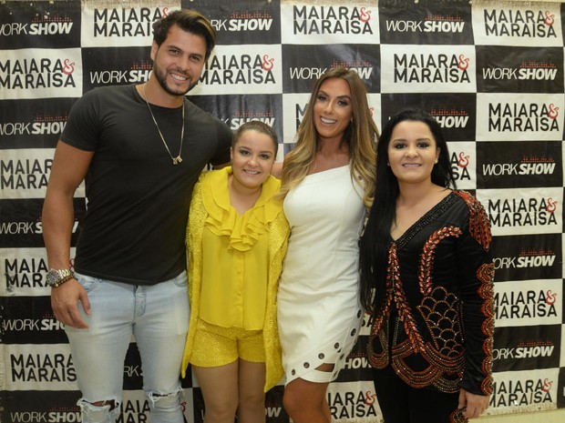 Nicole Bahls e o namorado, Marcelo Bimbi, com Maiara e Maraisa em show na Zona Sul do Rio (Foto: Vinicius Marinho/ Brazil News)
