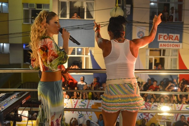 Claudia Leitte recebe Scheila Carvalho no trio elétrico (Foto: André Muzell/Ag News)