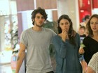 Chay Suede e Laura Neiva passeiam em shopping no Rio