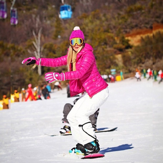 Ex-BBB Aline faz snowboard (Foto: Instagram)