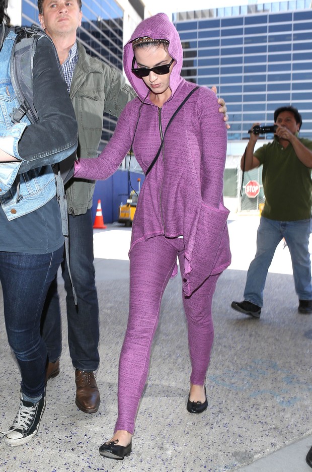 Katy Perry usa modelito estranho em aeroporto (Foto: Grosby Group)
