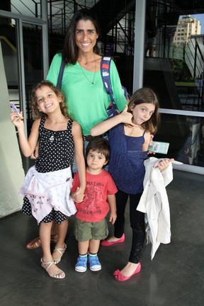 Cynthia Howlett com os filhos Manoela e Rodrigo em show no RIo (Foto: Anderson Borde/ Ag. News)