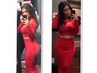 Kim Kardashian exibe cinturinha pilão e bumbum empinado